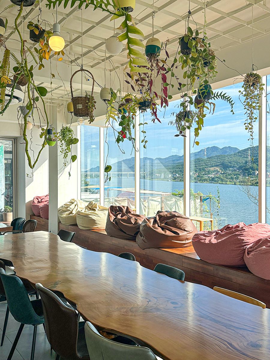 2F · 메인 카페 리버뷰